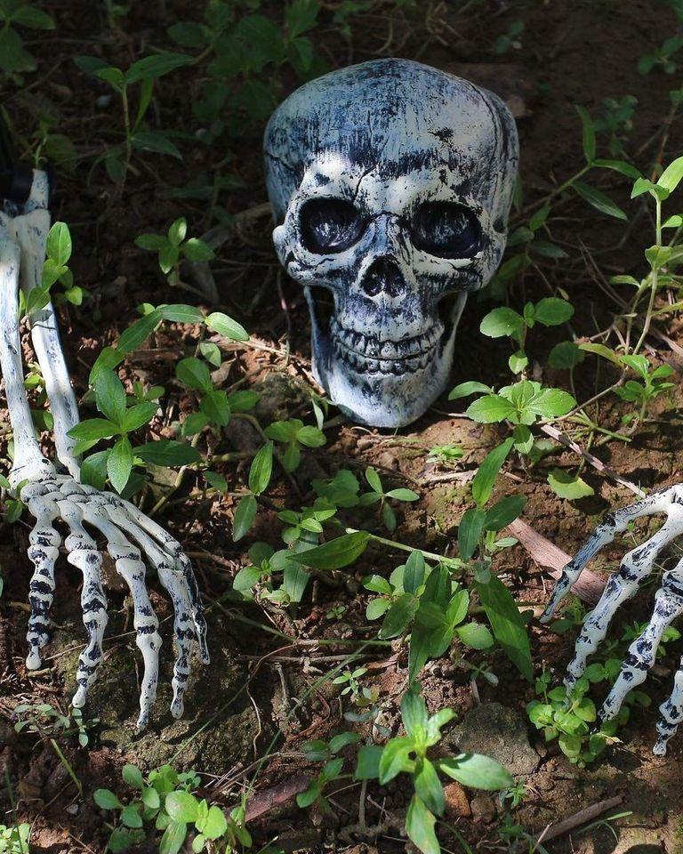 11- Groundbreaker Skeleton Yard Stakes