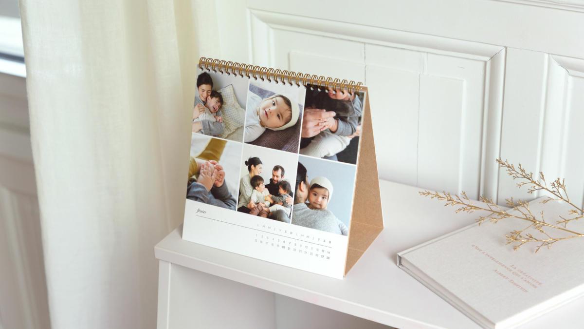 3360x1890 mise-en-scene-calendrier-chevalet-bureau@2x