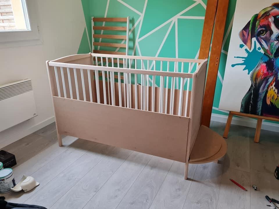 Avec-l’idée-de-sa-femme-ce-papa-a-fabriqué-ce-lit-pour-leur-nouveau-névb