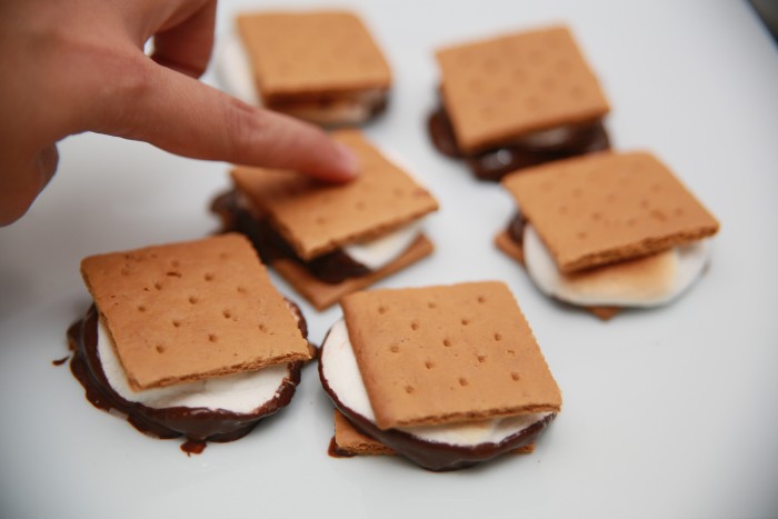Biscuit-Sandwich-Au-Guimauve-Et-Chocolat-6