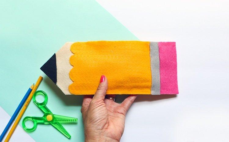 DIY-pour-la-rentrée-scolaire-pochette-à-crayons-en-feutrine-à-faire-soi-même