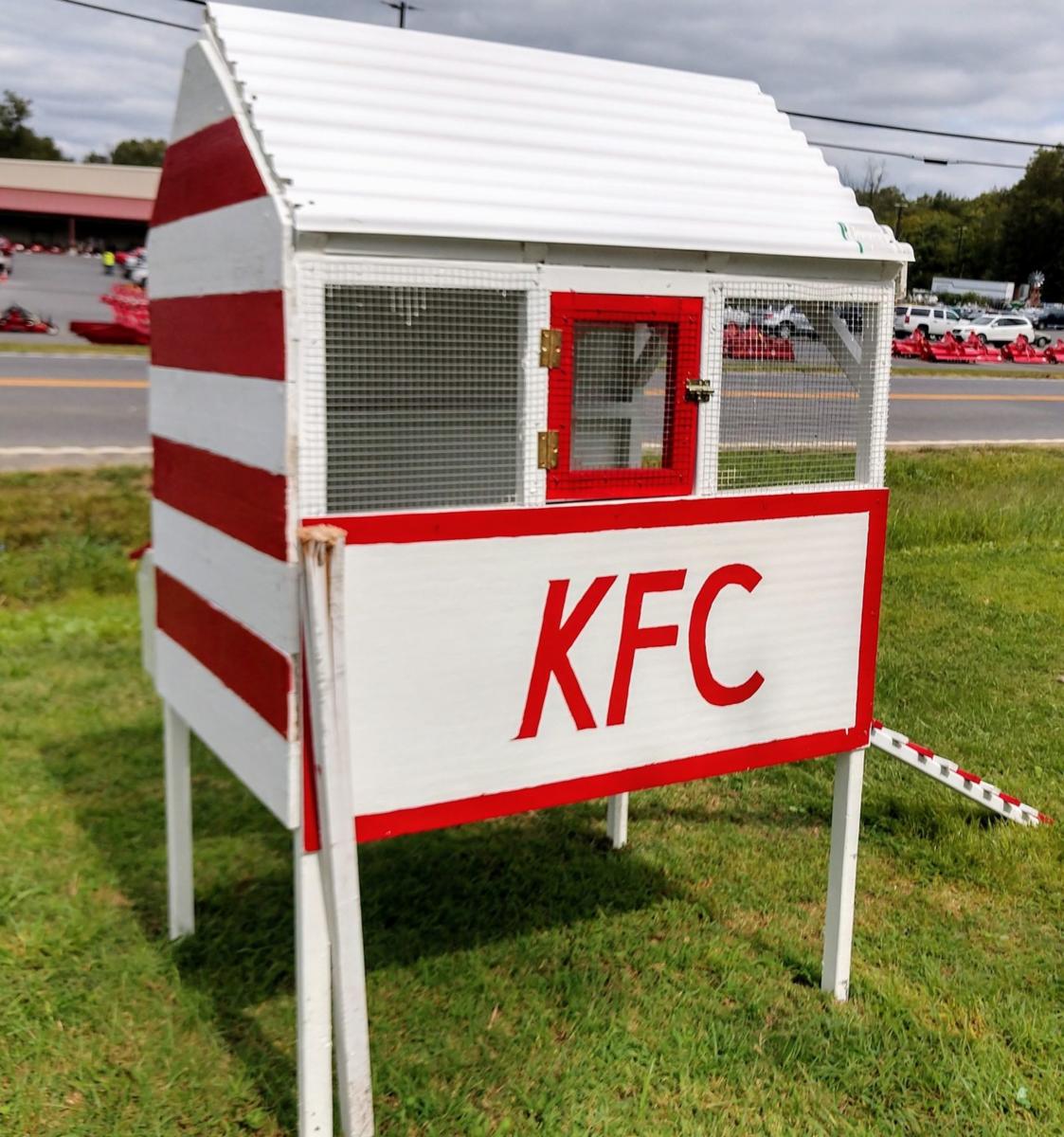 Les-poulaillers-qui-ressemblent-à-des-restaurants-KFC-5