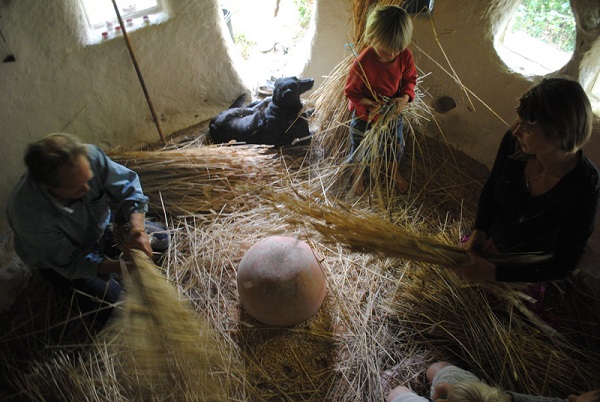 Maison-écologique-de-style-Hobbit-4