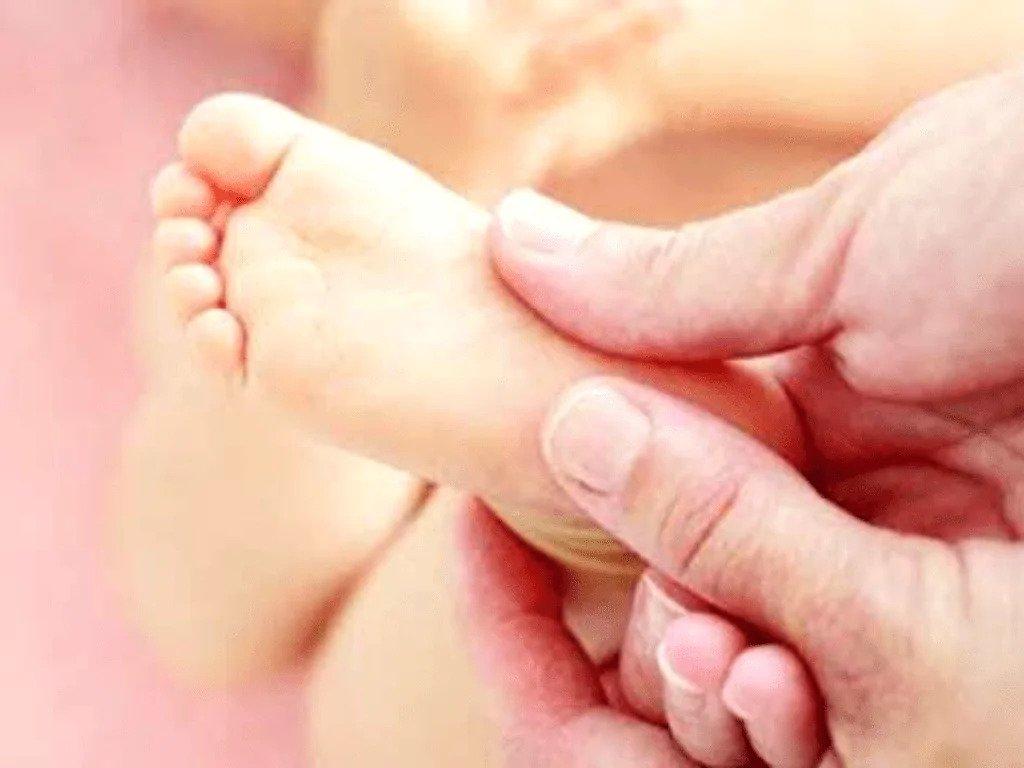 Massez-ces-points-de-stress-pour-detendre-bebe-pleure-94