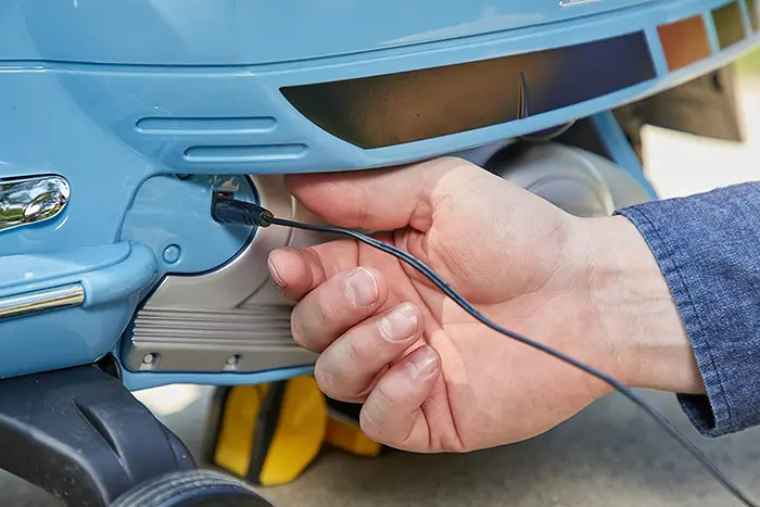 Mini-Vespa-electrique-pour-enfants-6