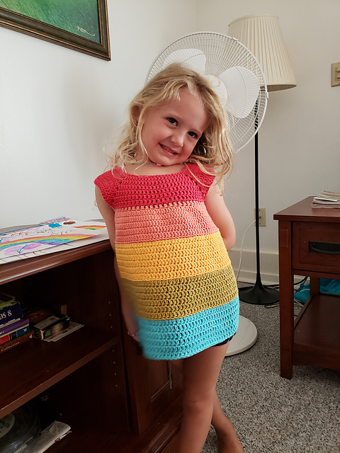 Robe-arc-en-ciel-en-crochet-pour-enfants1