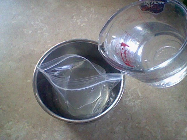 Sac-Avec-Des-Pièces-De-Monnaie-Et-eau-6