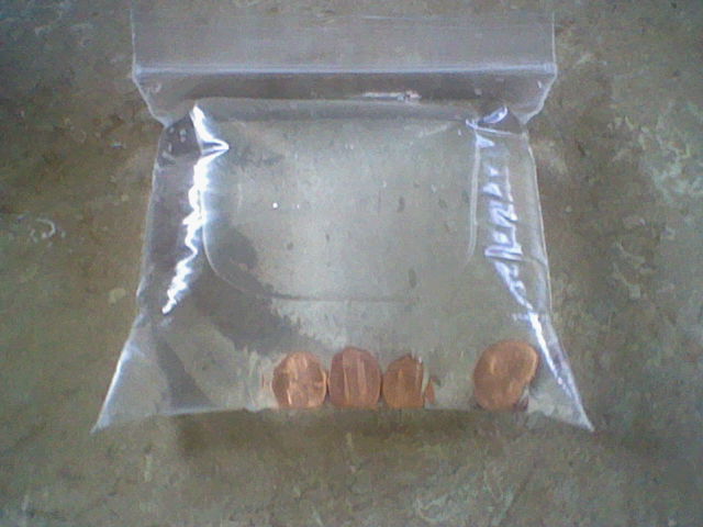 Sac-Avec-Des-Pièces-De-Monnaie-Et-eau-8