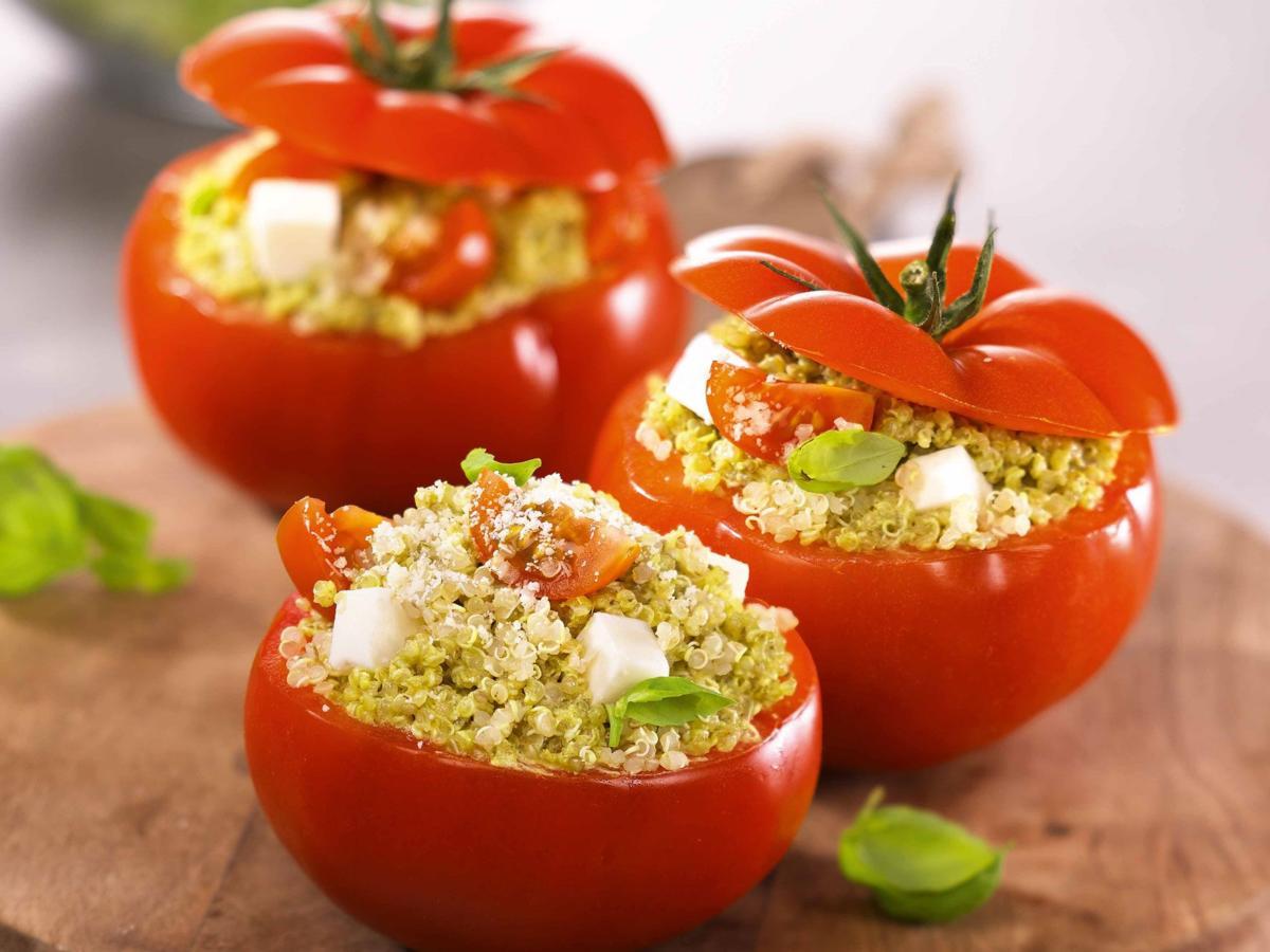 Tomates-farcies-au-quinoa-pesto-parmesan