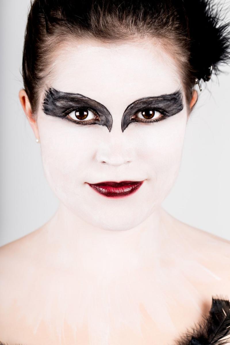 black-swan-homemade-halloween-costume-idea-women-1539011734