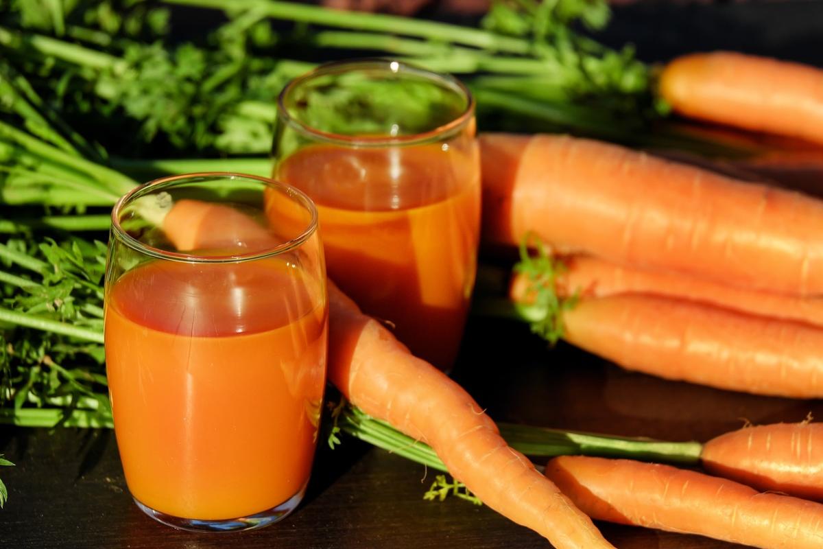 carrot-juice-1623157 1280