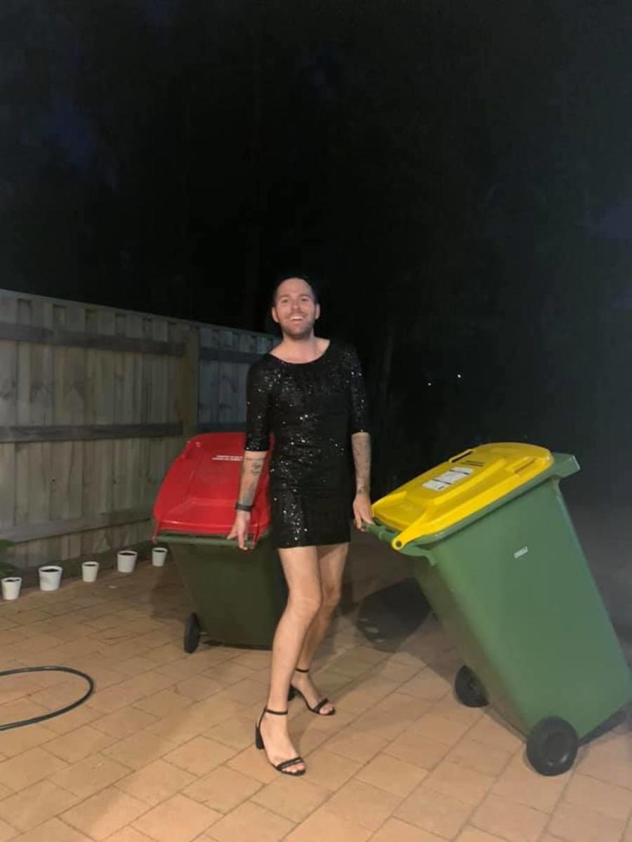 confinement-australie-sortie-poubelles-carnaval-4