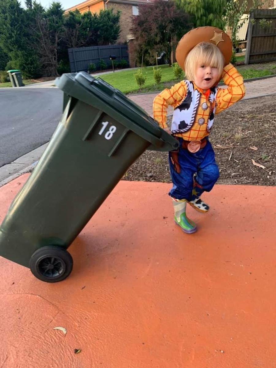 confinement-australie-sortie-poubelles-carnaval-6