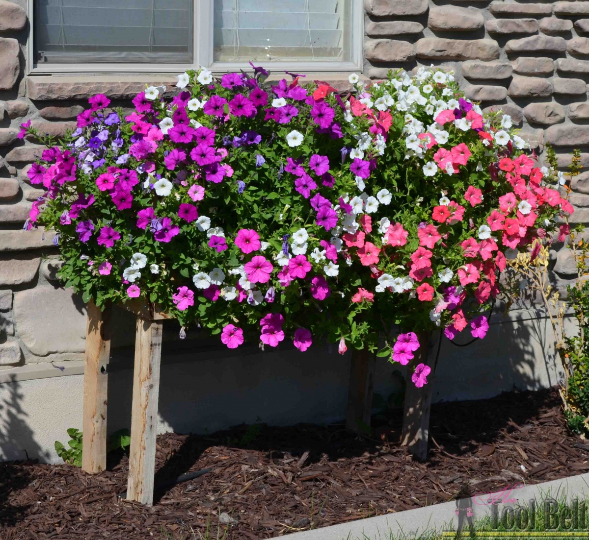 elle-construit-une jardinière-perce-trous-dedans-11 