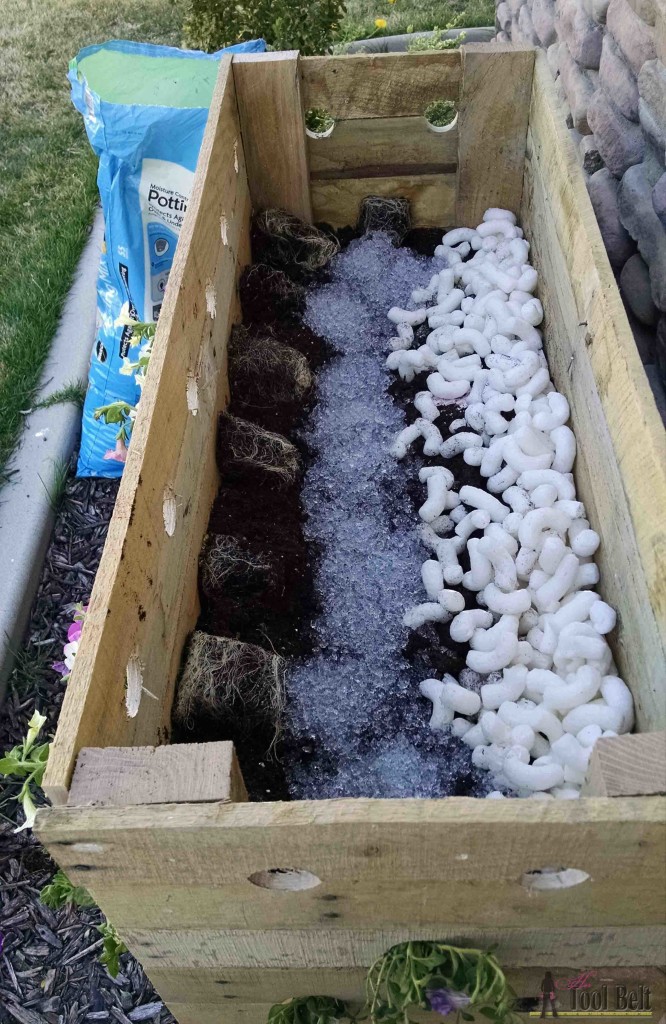 elle-construit-une jardinière-perce-trous-dedans-6 