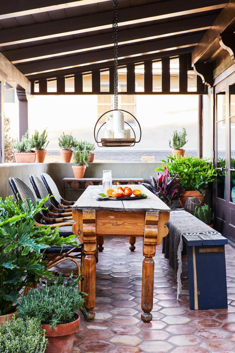 fall-porch-ideas-designed-by-william-hunter-collective-styled-by-emily-henderson-design-photo-by-sara-tramp-ligorria-30-1562698743