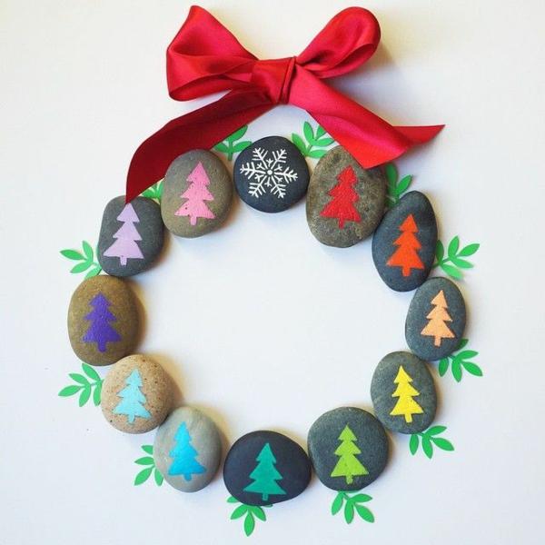 idée-de-peinture-sur-galets-pour-noël-couronne-de-noël-2