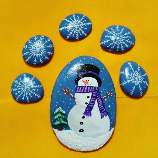 idée-de-peinture-sur-galets-pour-noël-couronne-de-noël-3