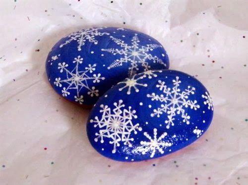 idée-de-peinture-sur-galets-pour-noël-couronne-de-noël-93