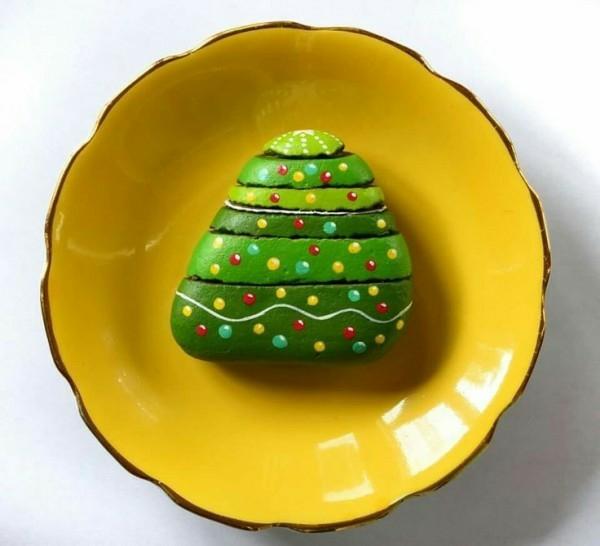 idée-de-peinture-sur-galets-pour-noël-couronne-de-noël-9999