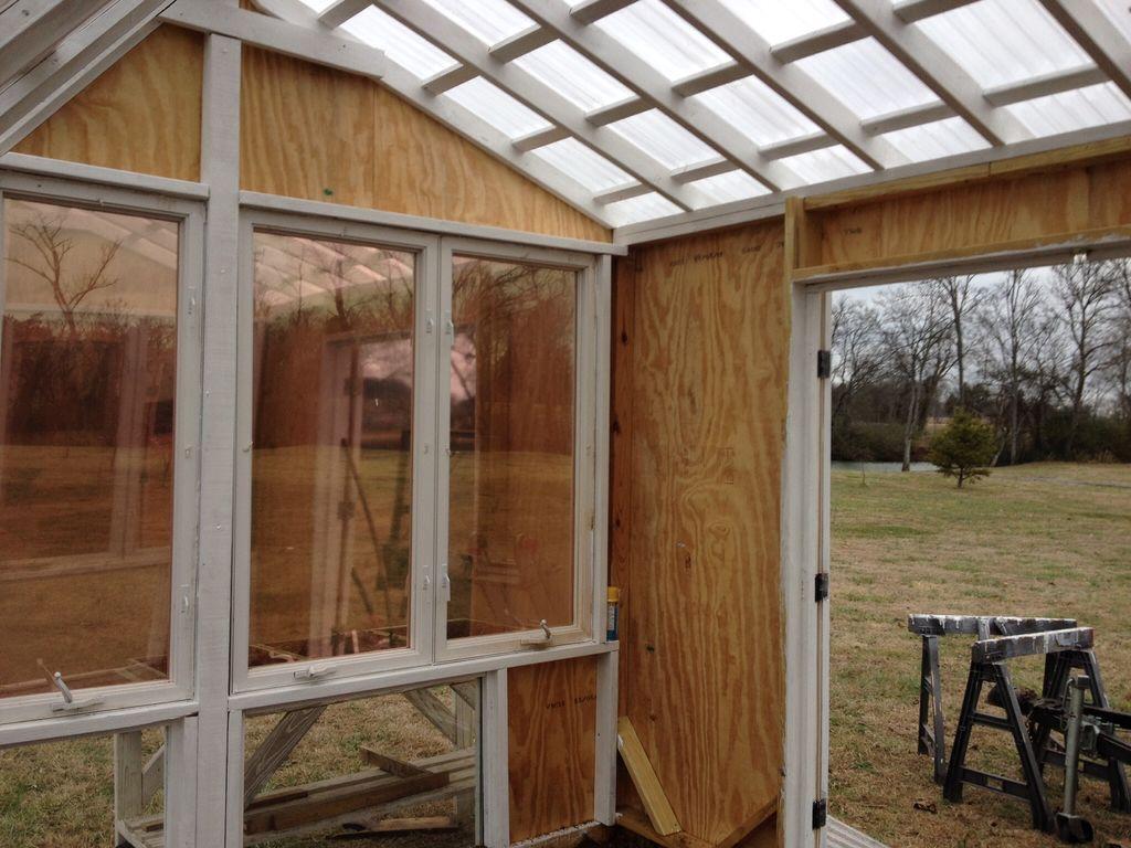 serre-de-jardin-avec-des-fenêtres-de-récupération-12