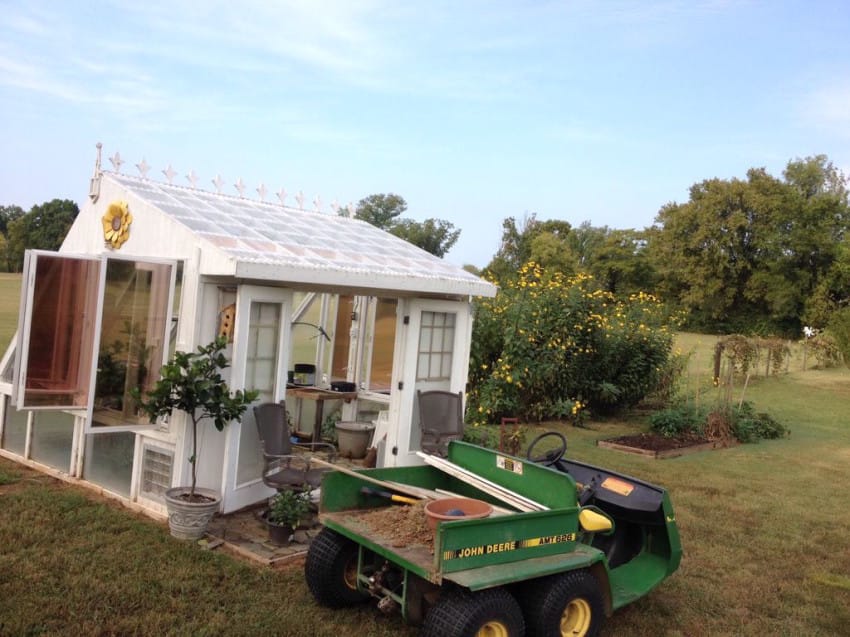 serre-de-jardin-avec-des-fenêtres-de-récupération-18