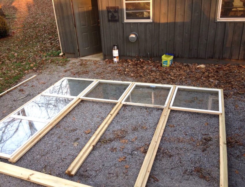 serre-de-jardin-avec-des-fenêtres-de-récupération-2