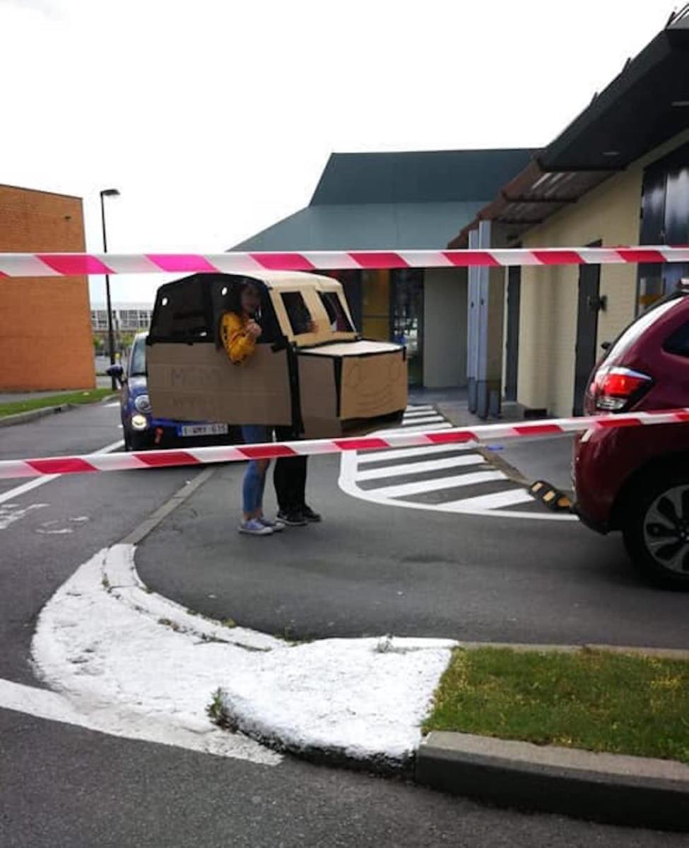 voiture-en-carton-drive-mcdonalds-1